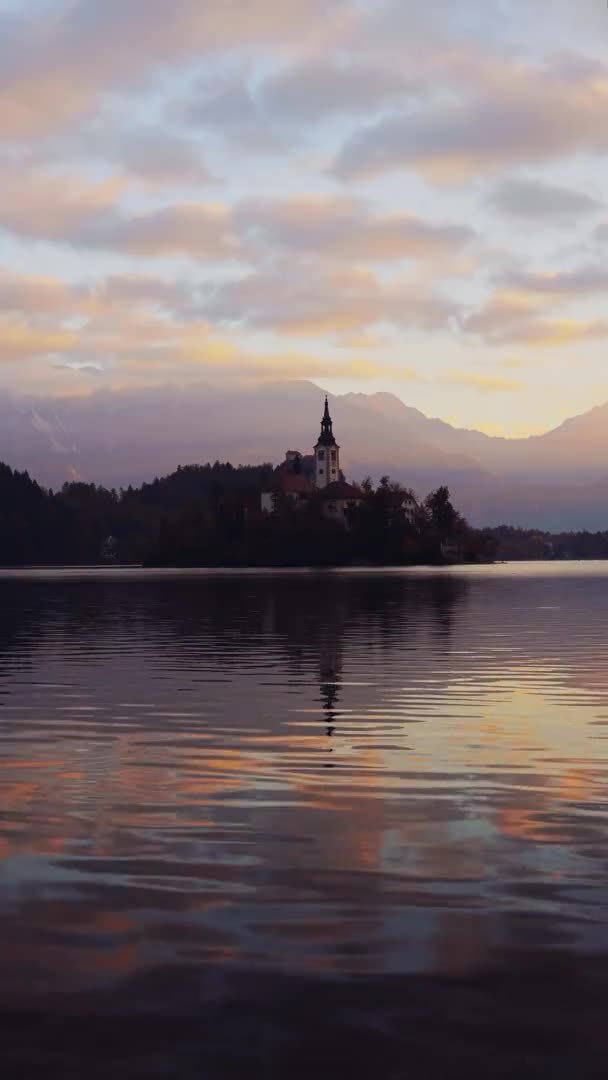Matahari Terbenam Atas Gereja Asumsi Danau Bled Slovenia Relaksasi Alam — Stok Video