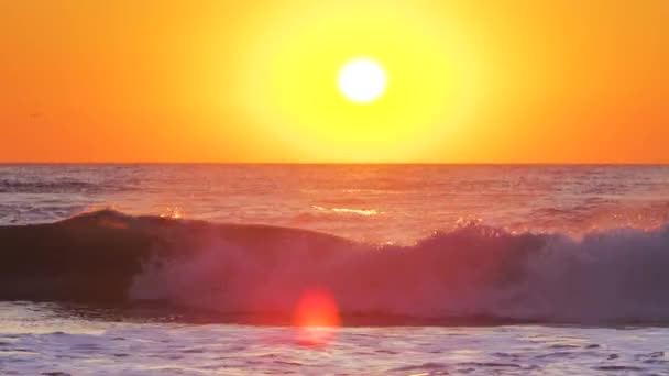 Salida Del Sol Sobre Las Olas Marinas — Vídeo de stock