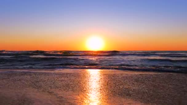 海の波 ビーチや美しい日の出の雲の空中ビュー — ストック動画