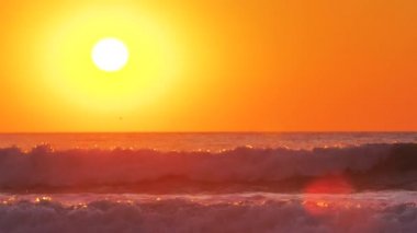 Denizin üzerinde güzel bir gün doğumu