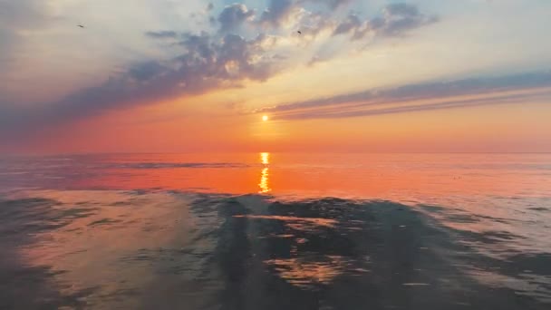 Nascer Sol Mar Dramático Céu Ardente Ondas Douradas Brilhantes — Vídeo de Stock