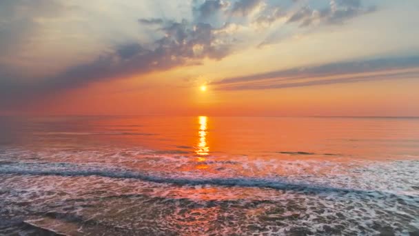美丽的云彩笼罩着大海 日出时分 — 图库视频影像