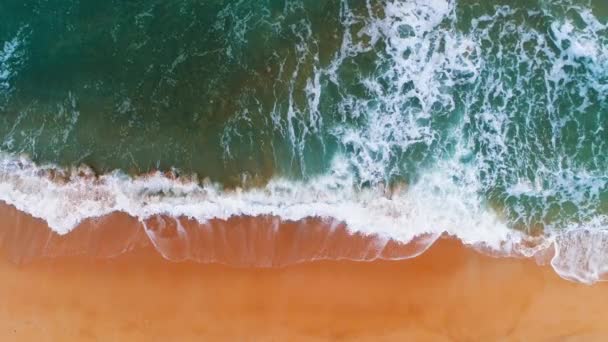 Vue aérienne des vagues de mer et de la plage de sable
