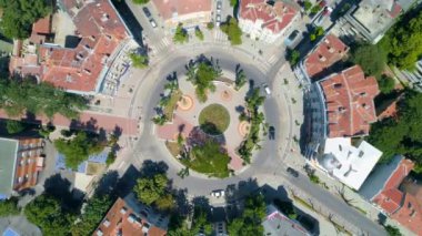 Bulgaristan 'ın Varna kentindeki şehir manzarası. Dairesel cadde ve Shishkov bahçe parkı üzerinde hava manzarası. 