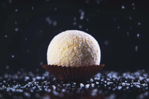 Big Coconut Candy Μπάλα Κέικ Λευκή Σοκολάτα Κοπή Ένα Πιάτο — Φωτογραφία Αρχείου