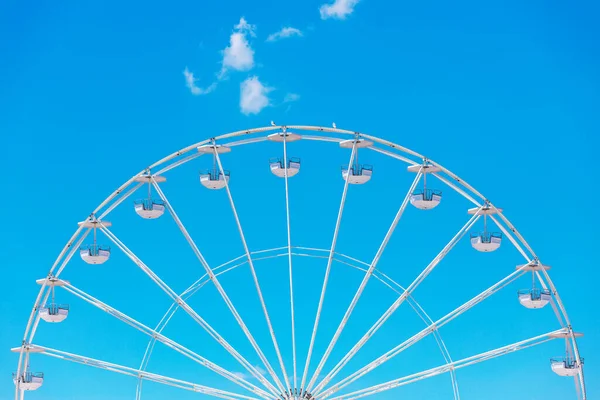 Ferris Wheel Kék Égbolttal Felhőkkel — Stock Fotó