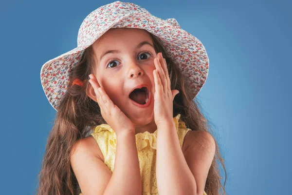 Happy Smiling Beautiful Girl Astonished Shocked Surprised Little Girl Portrait — Stock Photo, Image