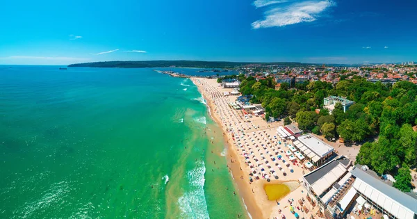 Flyg Ovanifrån Stranden Paraplyer Sand Och Havsvågor — Stockfoto