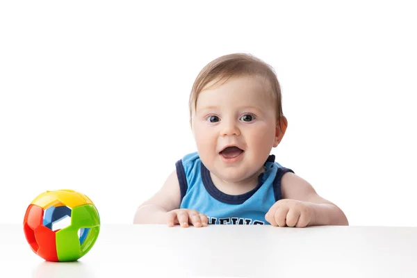 Słodki Chłopczyk Wygląda Zaskoczonego Miesięcy Dziecko Gotowe Gry Zabawkami — Zdjęcie stockowe