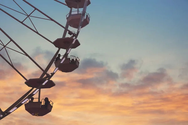 Ferris Wiel Met Zonsondergang Lucht Wolken — Stockfoto