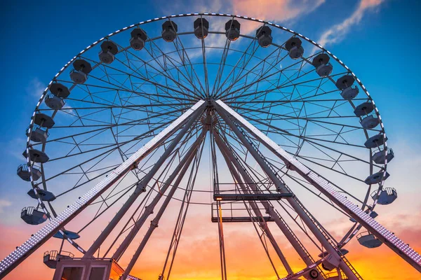 Ferris Wheel Ηλιοβασίλεμα Ουρανό Και Σύννεφα — Φωτογραφία Αρχείου