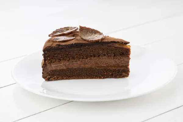 Stuk Chocolade Zelfgemaakte Taart Met Noten Abrikozengelei Een Bord — Stockfoto