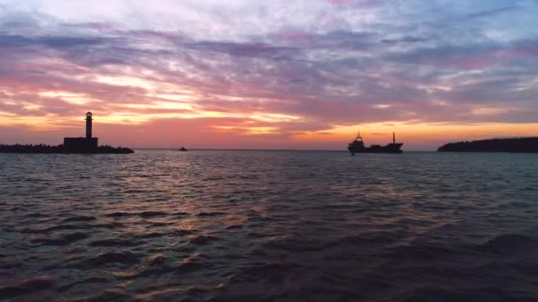 Vuurtoren Silhouet Zee Bij Zonsondergang Varna Bulgarije Zeilvrachtschip Bij Haven — Stockvideo