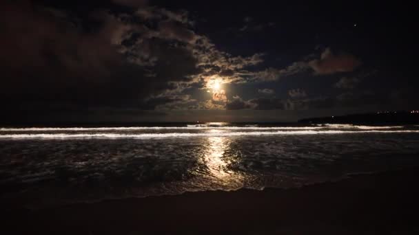 Luna Llena Subiendo Sobre Las Olas Del Mar Dramático Atardecer — Vídeo de stock