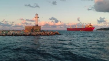 Bulgaristan 'ın Varna kentinde gün batımında deniz feneri. Bulgaristan 'ın Varna limanı yakınlarındaki kargo gemisinde. 