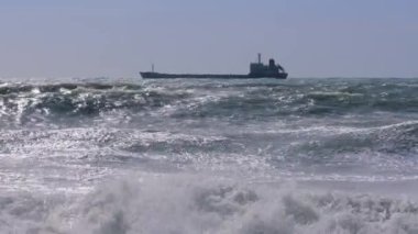Deniz doğuyor ve konteynırlarla kargo gemisine biniyor.