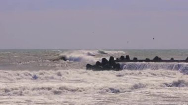 Güneş doğarken deniz dalgaları