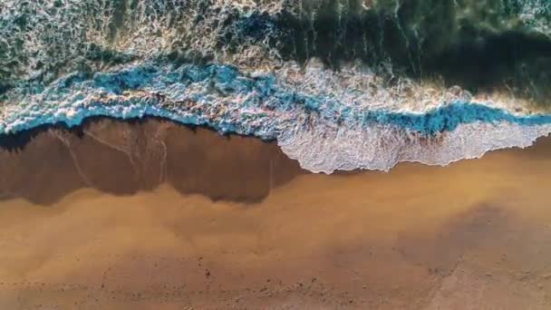 Flygfoto Över Soluppgången Över Havet Vågor Tvätta Stranden Sand — Stockvideo