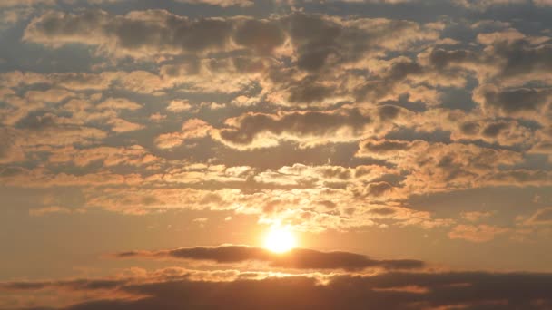 天空的云彩夕阳西下或日出背景下阳光灿烂 — 图库视频影像