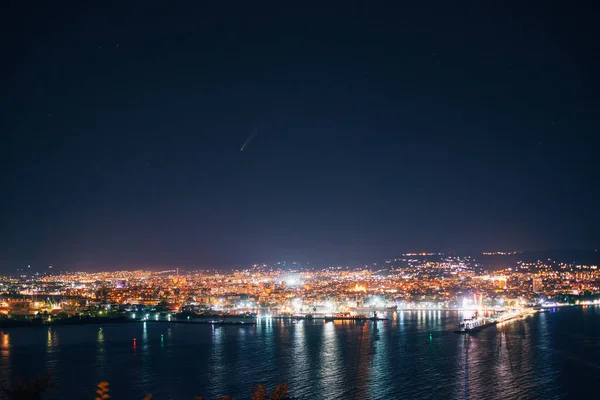 保加利亚瓦尔纳的夜景 海景映衬着城市的灯光和星空中的新事物 — 图库照片