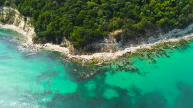 Deniz Burnu. Deniz ve sahil üzerindeki hava manzarası. Taşlar ve temiz kumlar ile sahil.