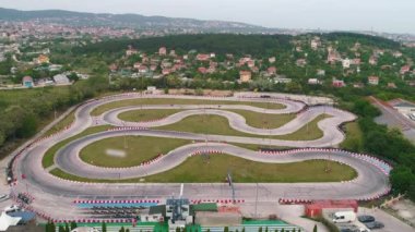 Karting yarış pisti yarışının hava görüntüsü. At arabası virajlarda yarışıyor.