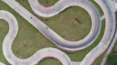 Karting pisti, hava manzaralı arka plan. Rekabet. At arabası virajlarda yarışıyor.