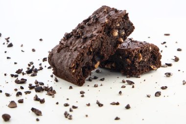 Beyaz arka planda Brownie parçaları. Nefis çikolatalı pasta..