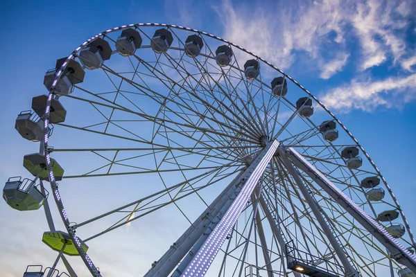 Pariserhjul Med Blå Himmel Och Moln — Stockfoto
