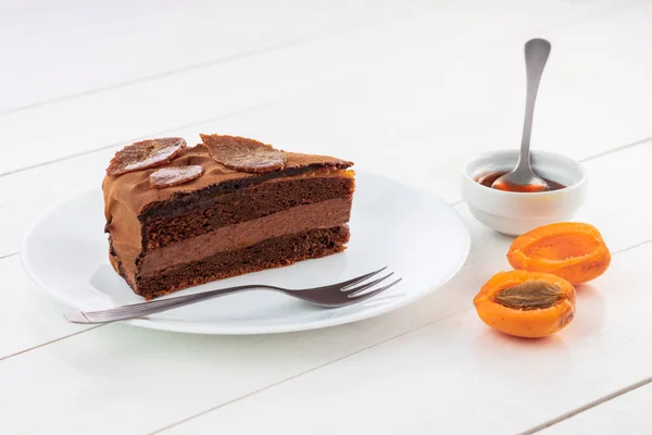 Stuk Chocolade Zelfgemaakte Taart Met Noten Abrikozengelei Een Bord — Stockfoto