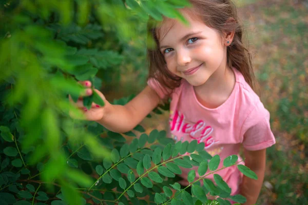 Parkta Bahar Yapraklarıyla Oynayan Gülümseyen Küçük Kız — Stok fotoğraf