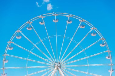 Mavi gökyüzü ve bulutlu dönme dolap