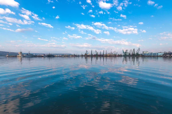 Морський Порт Промислові Крани Варна Болгарія Сонце Над Озером Варна — стокове фото