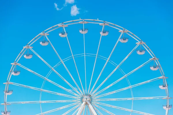 Ruota Panoramica Con Cielo Blu Nuvole — Foto Stock