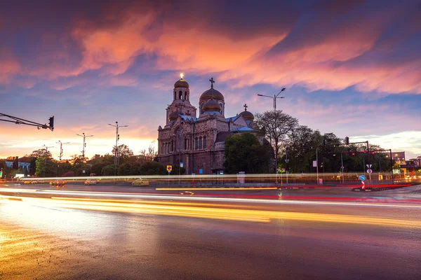 Bulgaristan Varna Kentindeki Varsayımın Katedrali Gün Batımında — Stok fotoğraf