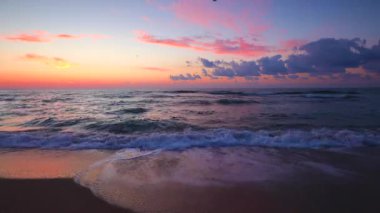 Denizin üzerinde güzel bir gün doğumu