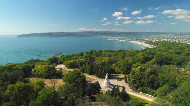 ブルガリアのヴァルナにある海の庭公園の上の都市景観 黒海沿岸への空中風景 — ストック動画