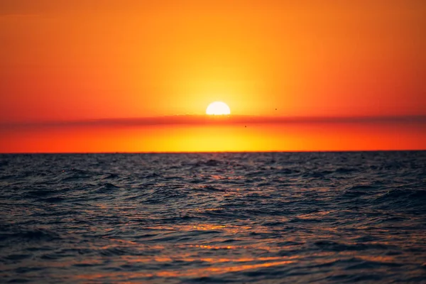 Denizin üzerinde güzel bulutlar, gün doğumu sho