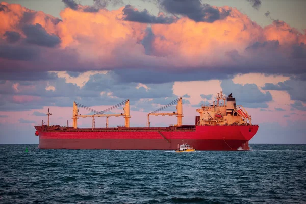 セーリング貨物船と海で日の設定 — ストック写真
