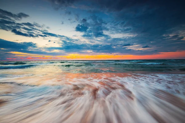 Denizin Üzerinde Güzel Bulutlar Gün Doğumu Sho — Stok fotoğraf