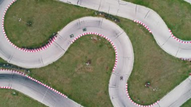 Karting pisti, hava manzaralı arka plan. Rekabet. At arabası virajlarda yarışıyor.