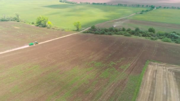 畑を耕すトラクター 空中風景 — ストック動画