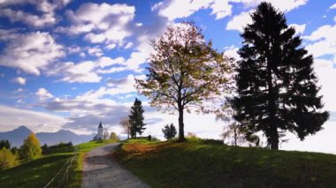 Arka planda Jamnik, Slovenya ve Julian Alps yakınlarındaki St. Primoz kilisesinin hava manzarası