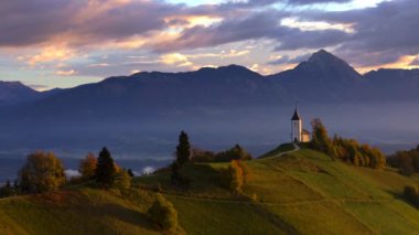 Arka planda Jamnik, Slovenya ve Julian Alps yakınlarındaki St. Primoz kilisesinin hava manzarası