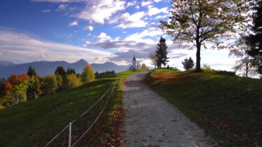 Arka planda Jamnik, Slovenya ve Julian Alps yakınlarındaki St. Primoz kilisesinin hava manzarası