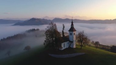 Gün batımında Slovenya 'daki Saint Tomas Kilisesi' nin hava manzarası