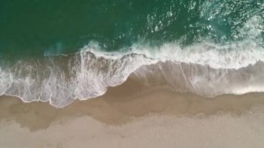 Okyanus dalgalarının ve egzotik plajların şafak manzarası.