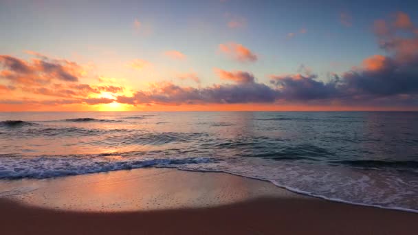 Kolorowy Ocean Plaża Wschód Słońca Dramatycznych Chmur Nieba — Wideo stockowe