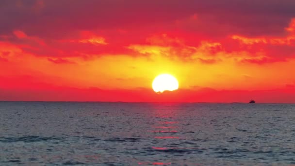 Matahari Terbit Yang Berwarna Warni Langit Yang Terbakar Dan Awan — Stok Video