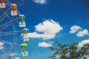 Mavi gökyüzü ve bulutlu dönme dolap